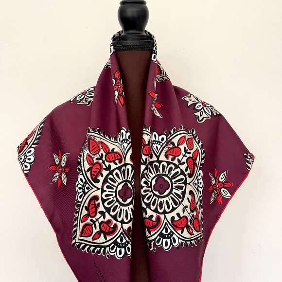 NWT Burberry Scarf Lucky Alhambra Flower Silk Wrap - Picture 4 of 16